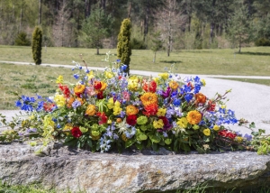 Kistbedekking met kleurrijke zomerbloemen
