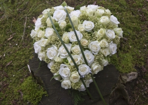Uitvaartbloemstuk in hartvorm witte rozen