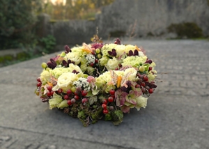 Gestoken kransje met herfst en winter materiaal.