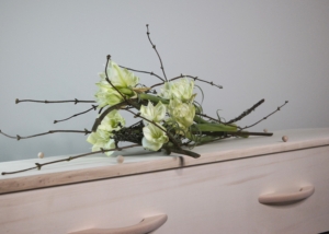 Intens verbonden afscheidsboeket met witte Amaryllis.