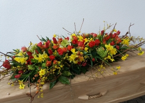 Kistbloemstuk met tulpen en narcissen
