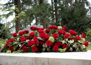 Mijn geliefde kistbloemstuk rode rozen.