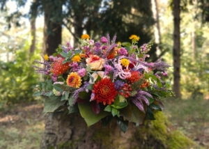 Rouwbiedermeier met bontgekleurde bloemen