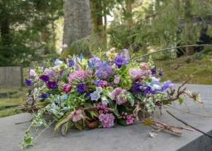 Begrafenis bloemstuk met materiaal uit de eigen tuin