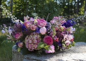 Rondgestoken rouwbloemstukje met zomerbloemen waaronder Pioenrozen en Delphinium