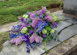 Grafboeket lila paars blauw met seringen, sneeuwbal en Delphinium