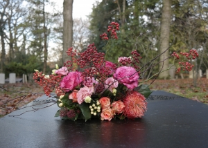 Bontgekleurd Begrafenis bloemstukje met mooie herfstmaterialen.