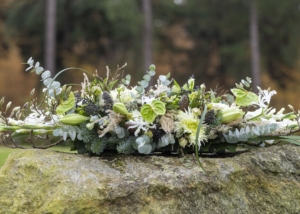 Uitvaartbloemstuk wit groene tinten.