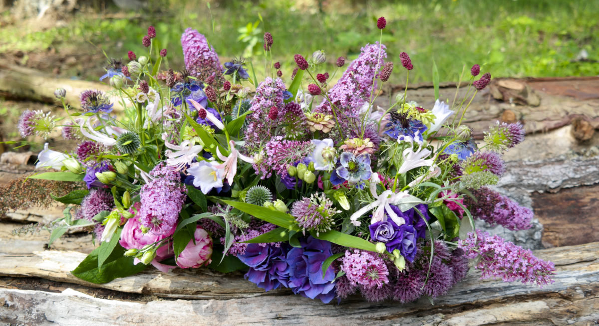 Begrafenisbloemstuk met zomerbloemen en Budleya in pasteltinten