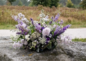 Crematie bloemstuk in sobere zacht lila en blauwe pasteltinten met Delphiniums