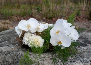 Ingetogen afscheidstuiltje met witte Phaleanopsis orchideeën in kransvorm