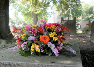 Rouwbiedermeier met bonte zomerbloemen