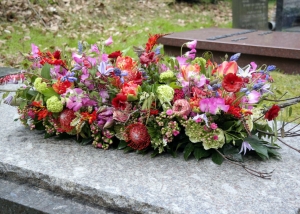 Kistbloemstuk met bontgekleurde voorjaarsbloemen in combinatie met lentebloemen in combinatie met nutan bloemen